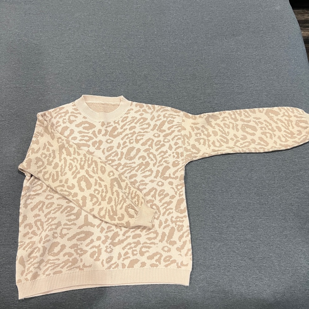 New leopard print sweater sz S/M